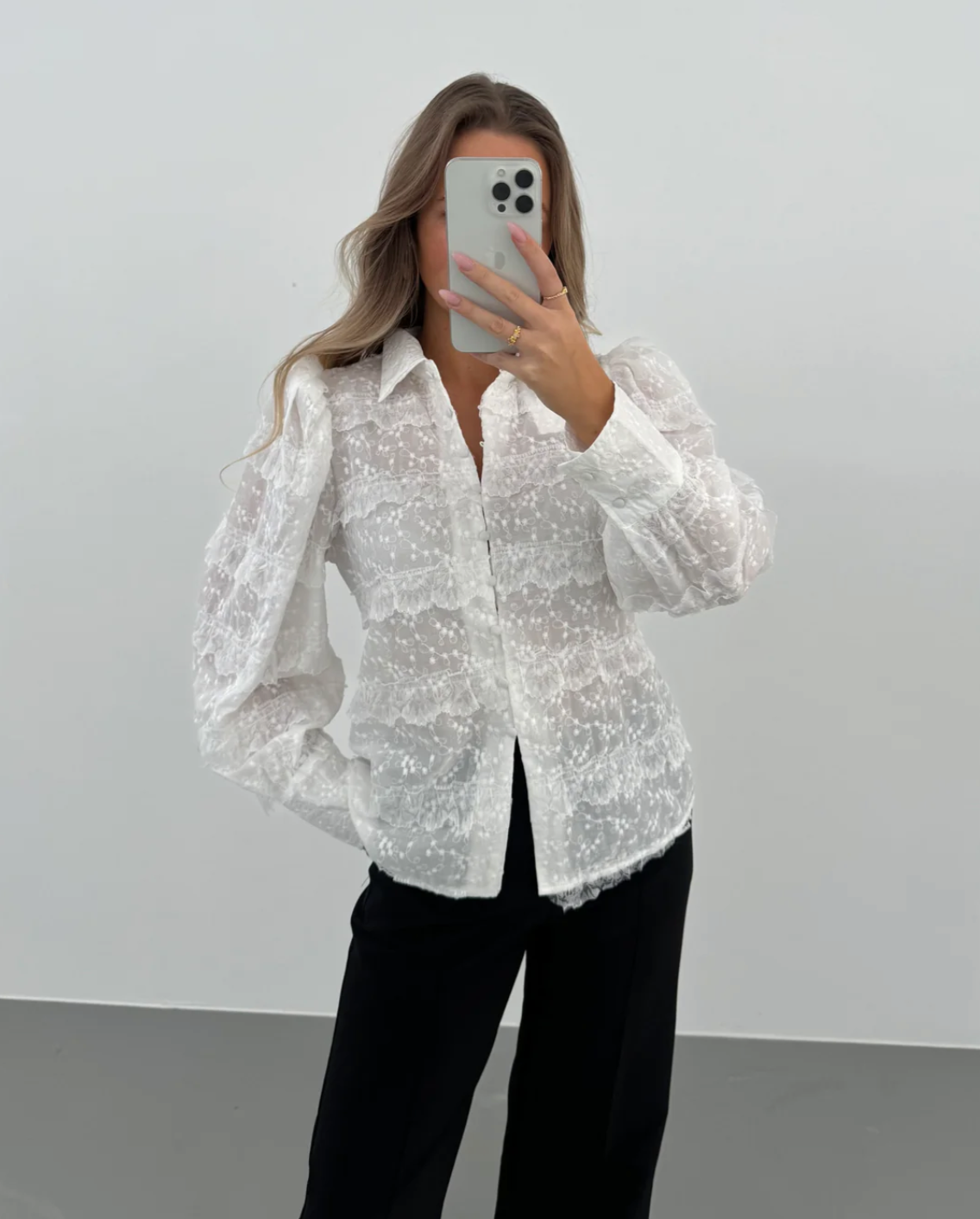 blonde bluse