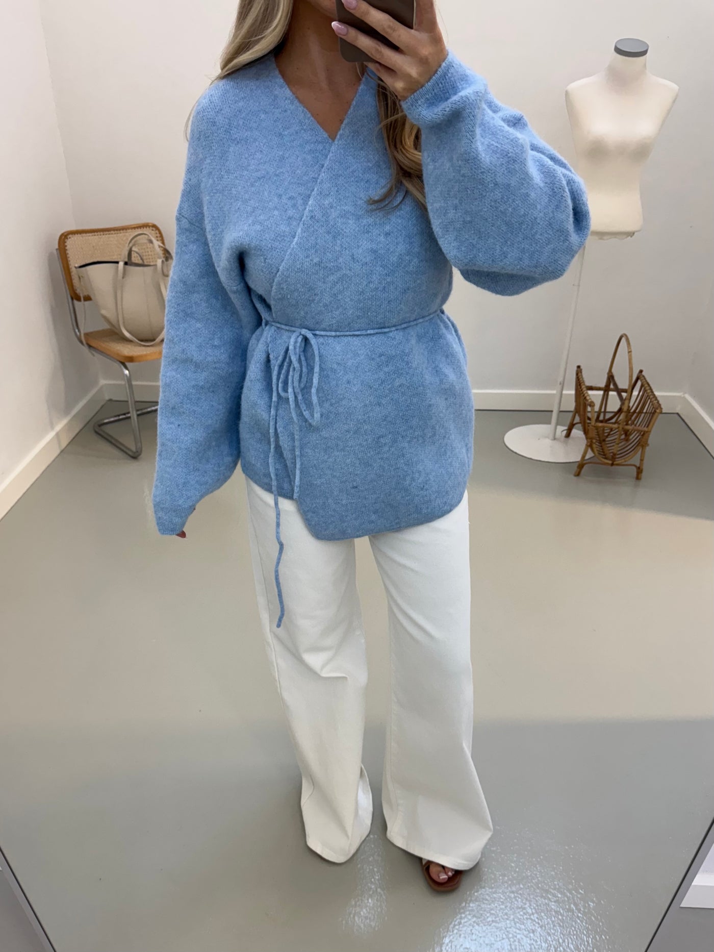 Clara strikbluse pastelblå