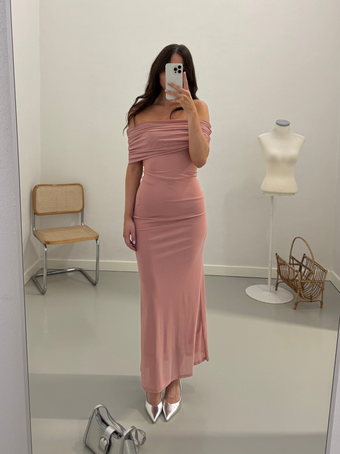 Aria off-shoulder kjole rosa