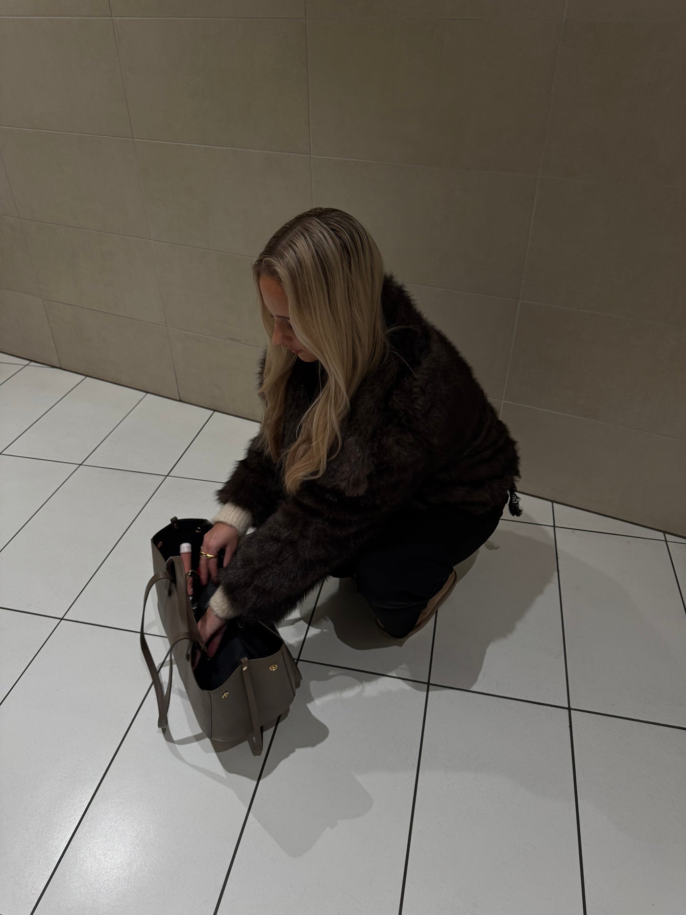 Thea faux fur jakke mørkebrun