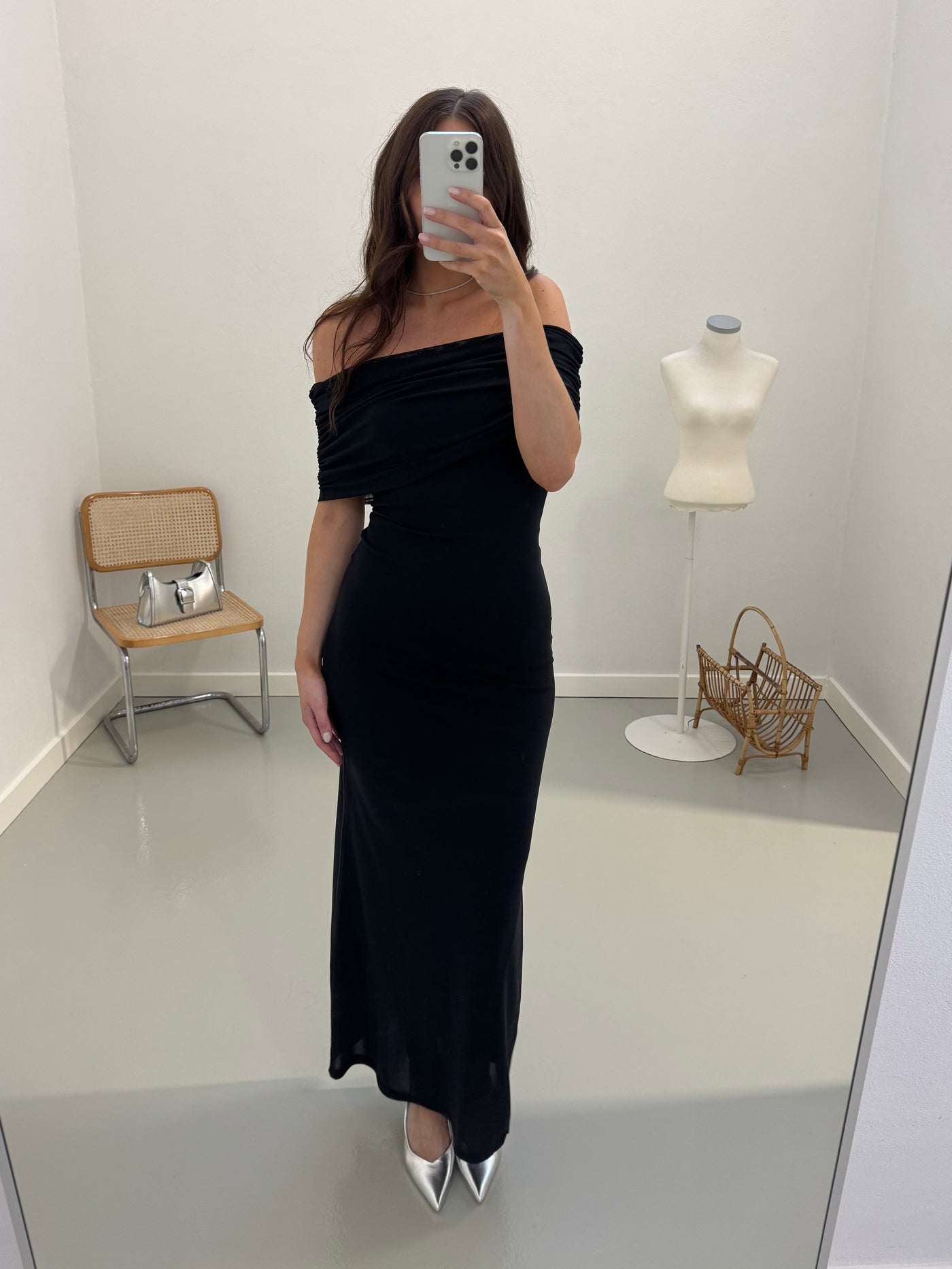 Aria off-shoulder kjole sort