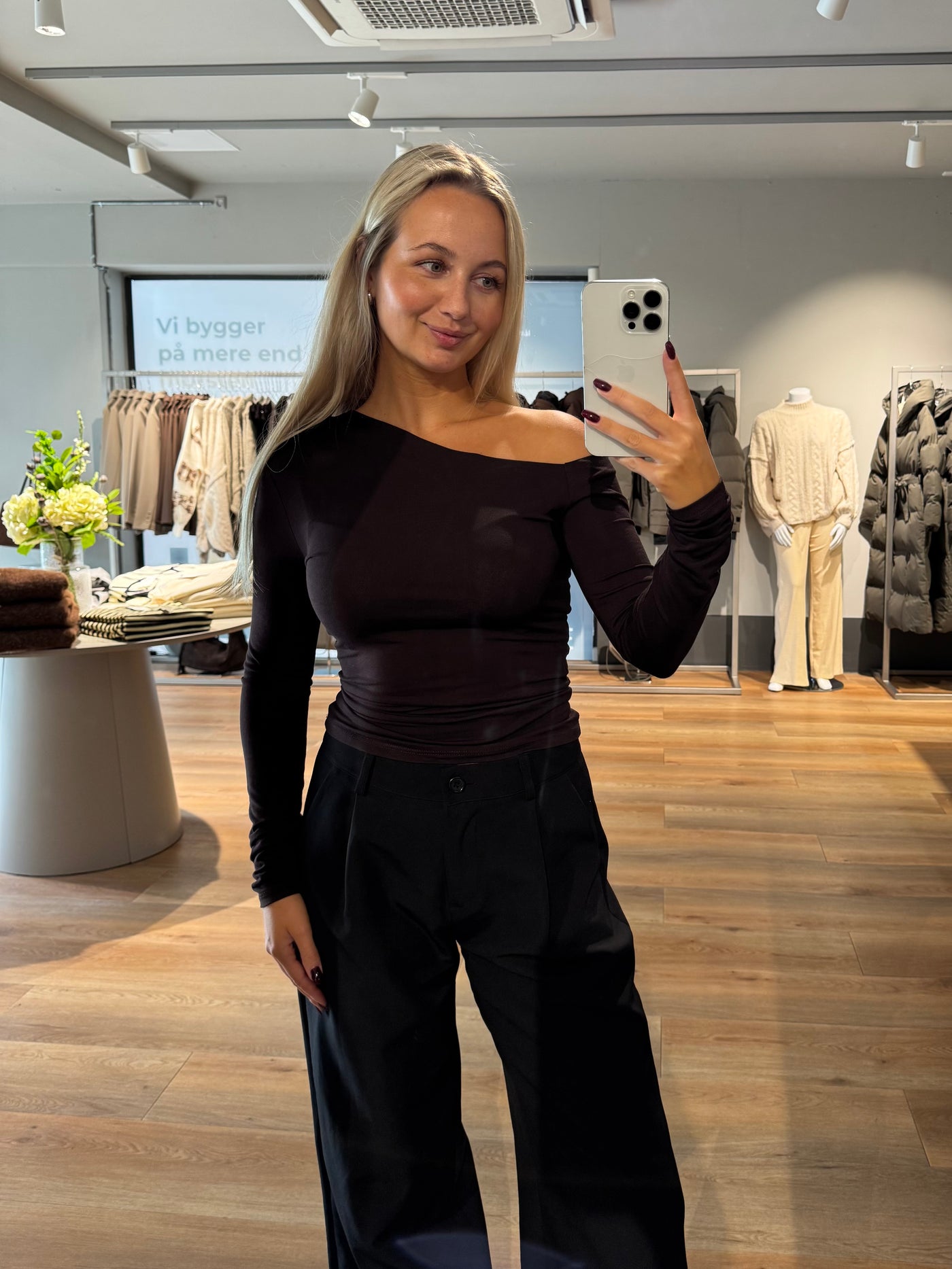 Alexandra off-shoulder bluse mørkebrun