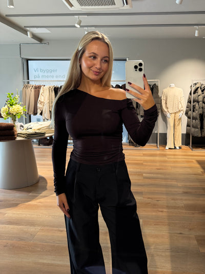 Alexandra off-shoulder bluse mørkebrun