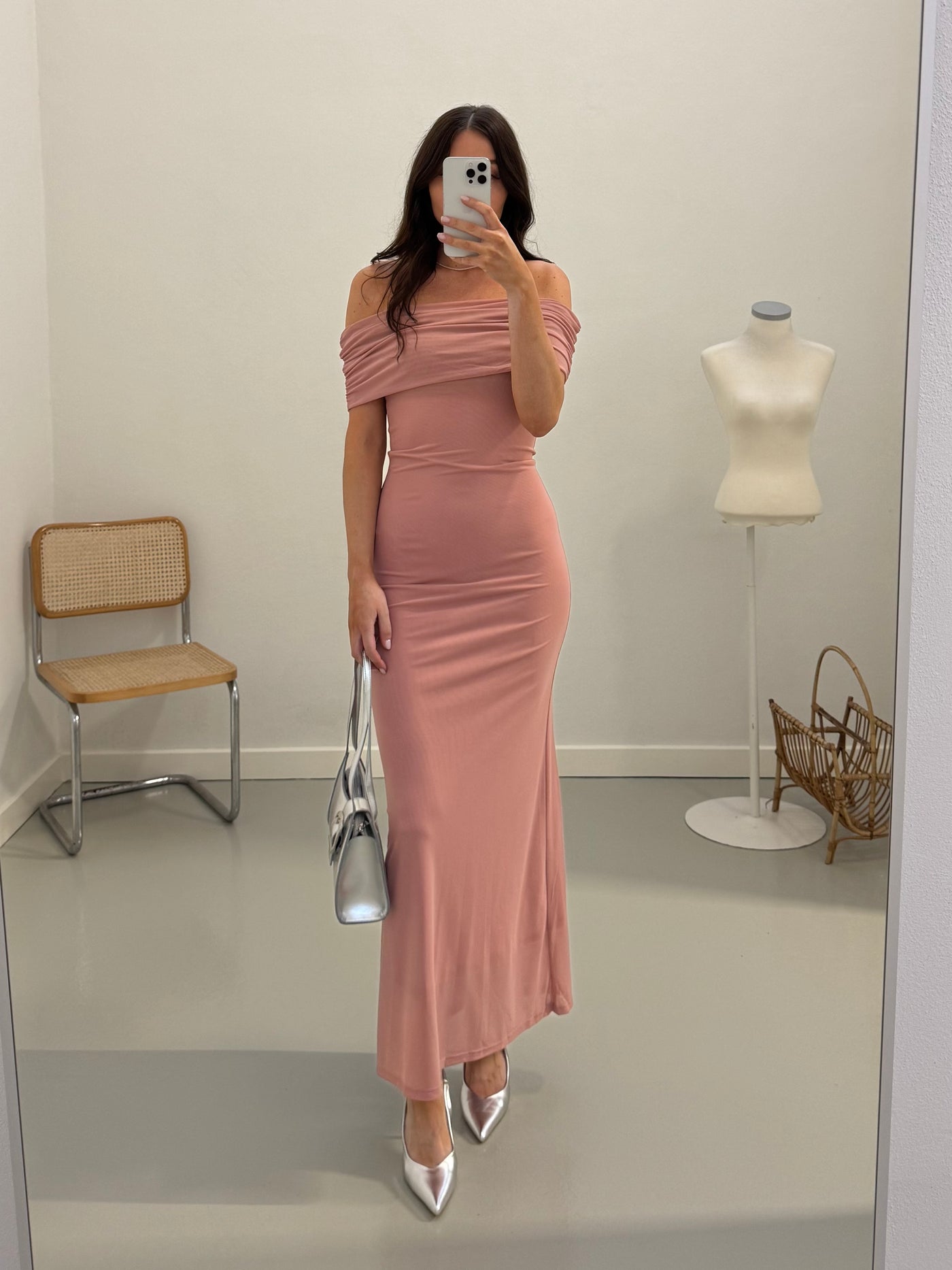 Aria off-shoulder kjole rosa