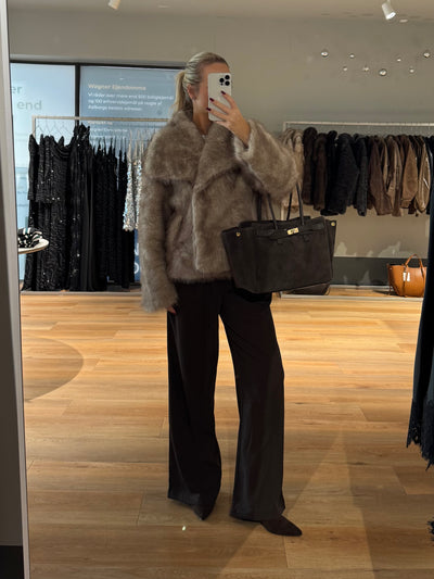 Thea faux fur jakke lysebrun