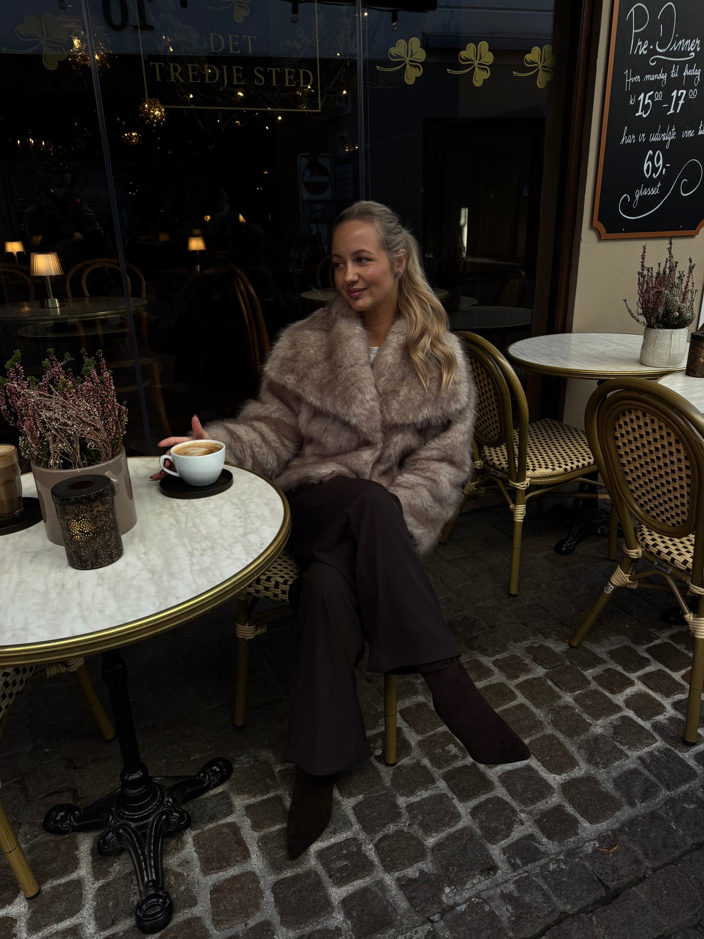 Thea faux fur jakke lysebrun