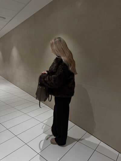 Thea faux fur jakke mørkebrun