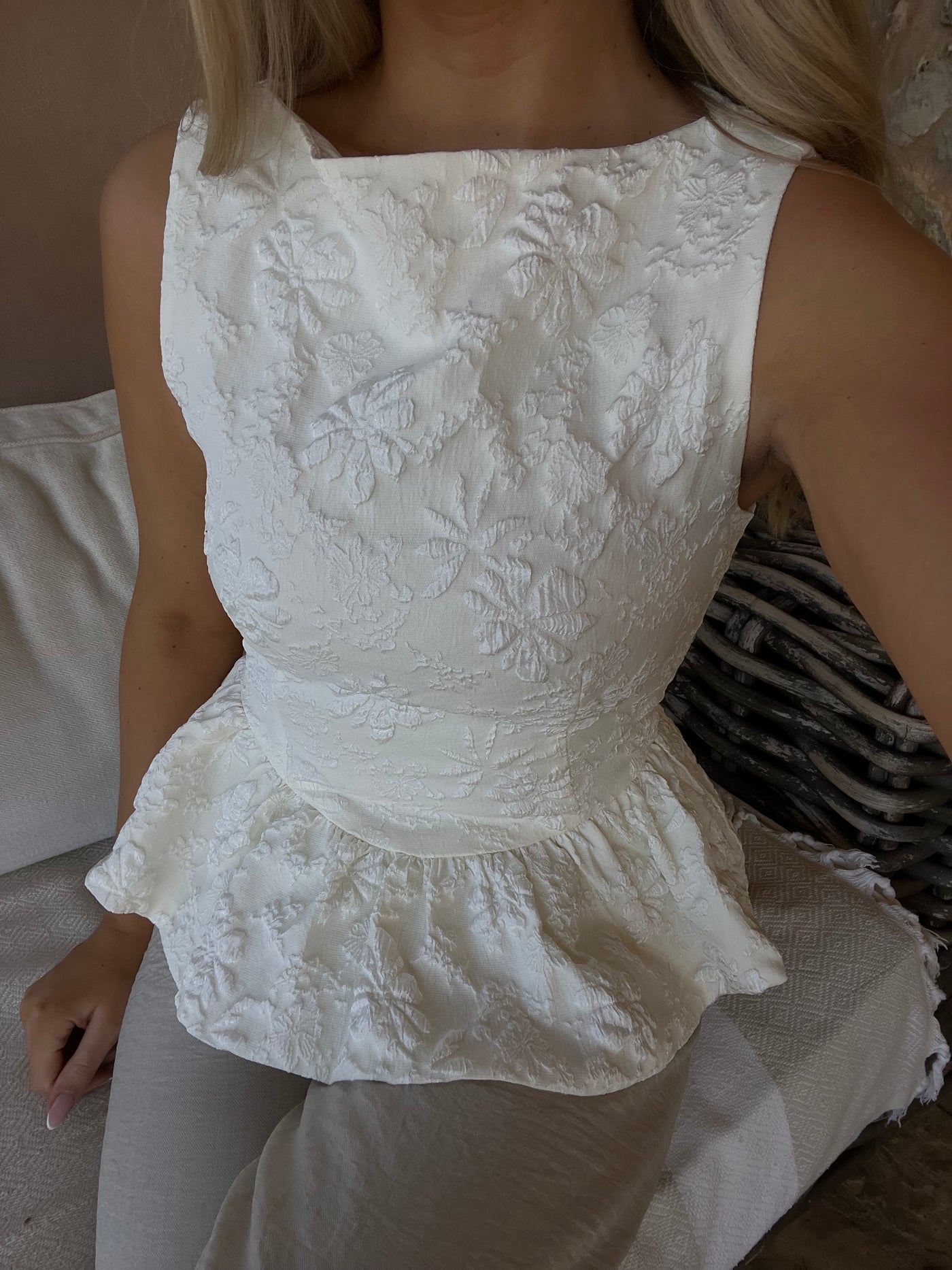 Chloe peplum top creme
