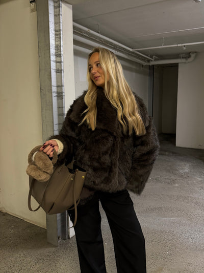 Thea faux fur jakke mørkebrun