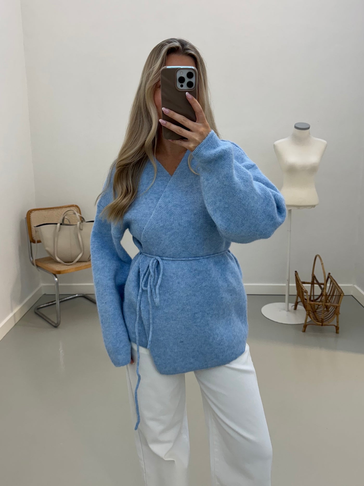 Clara strikbluse pastelblå