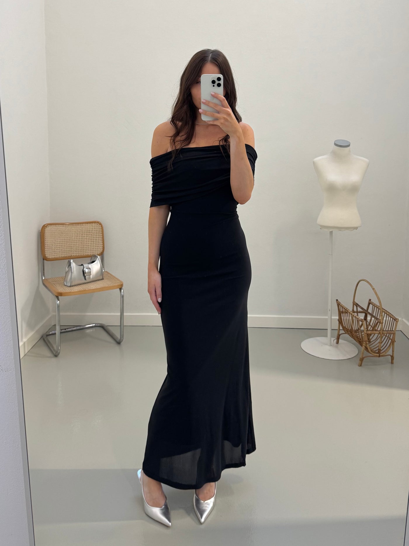 Aria off-shoulder kjole sort