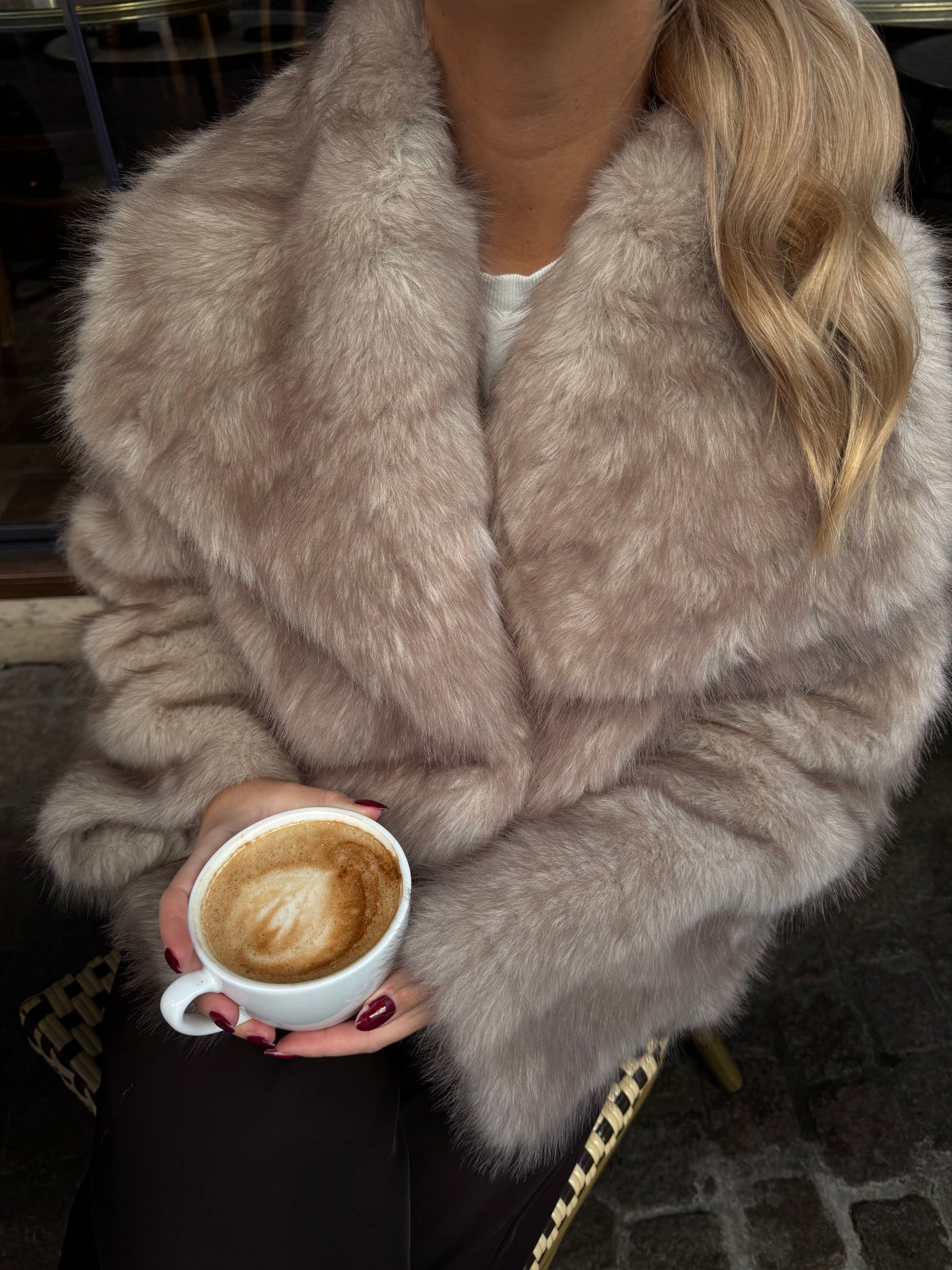 Thea faux fur jakke lysebrun