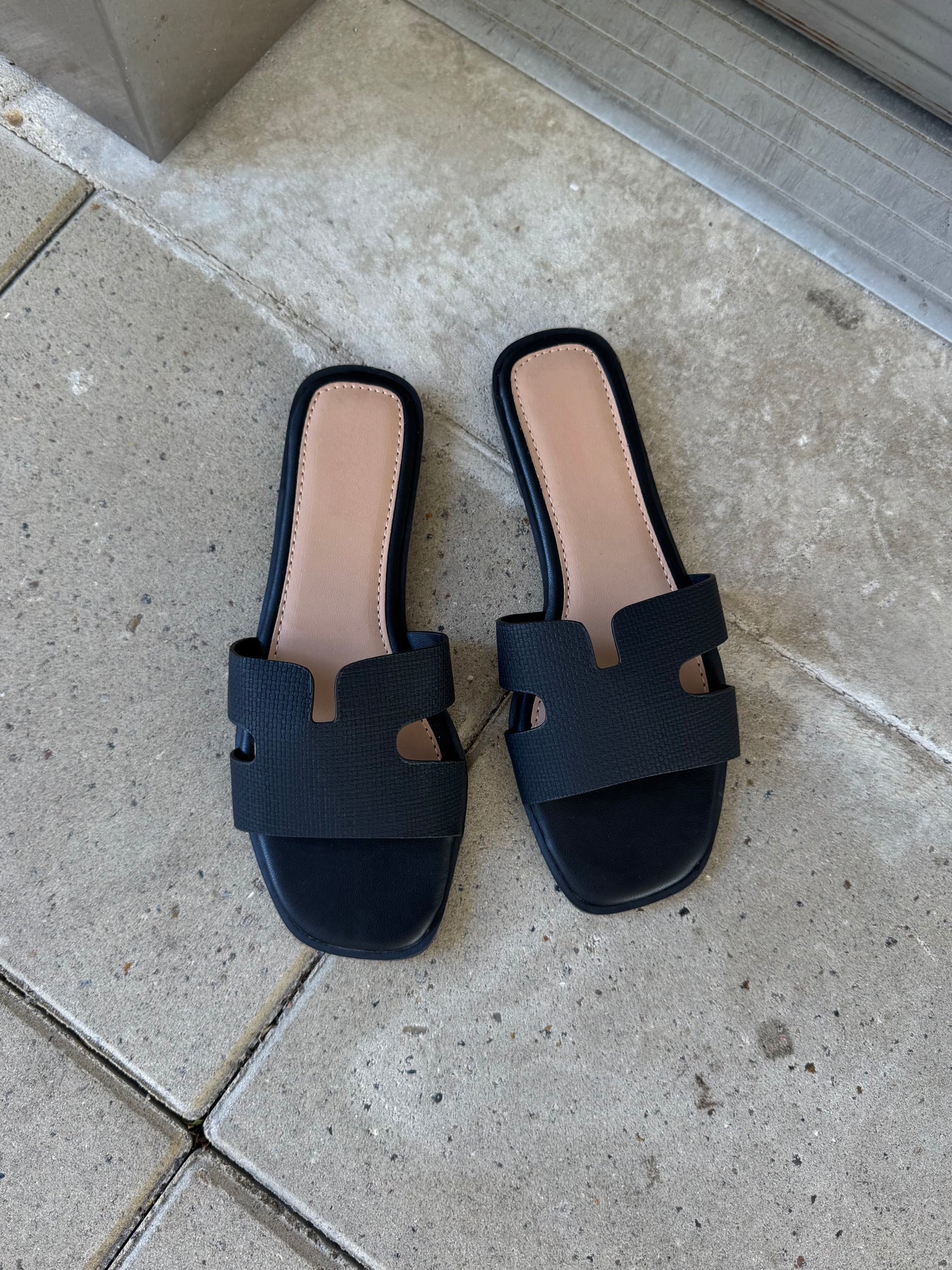 Amber sandaler sort