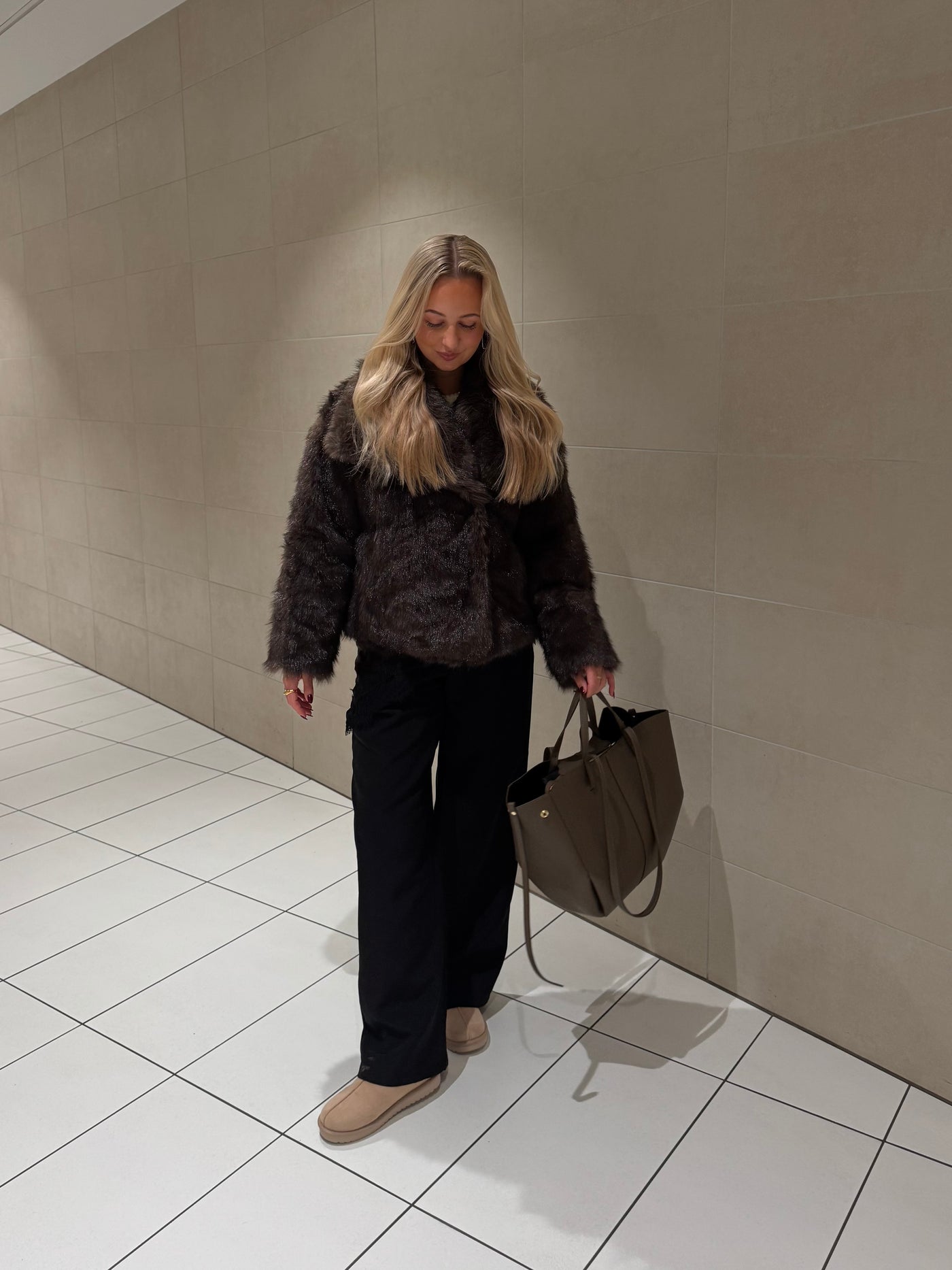 Thea faux fur jakke mørkebrun