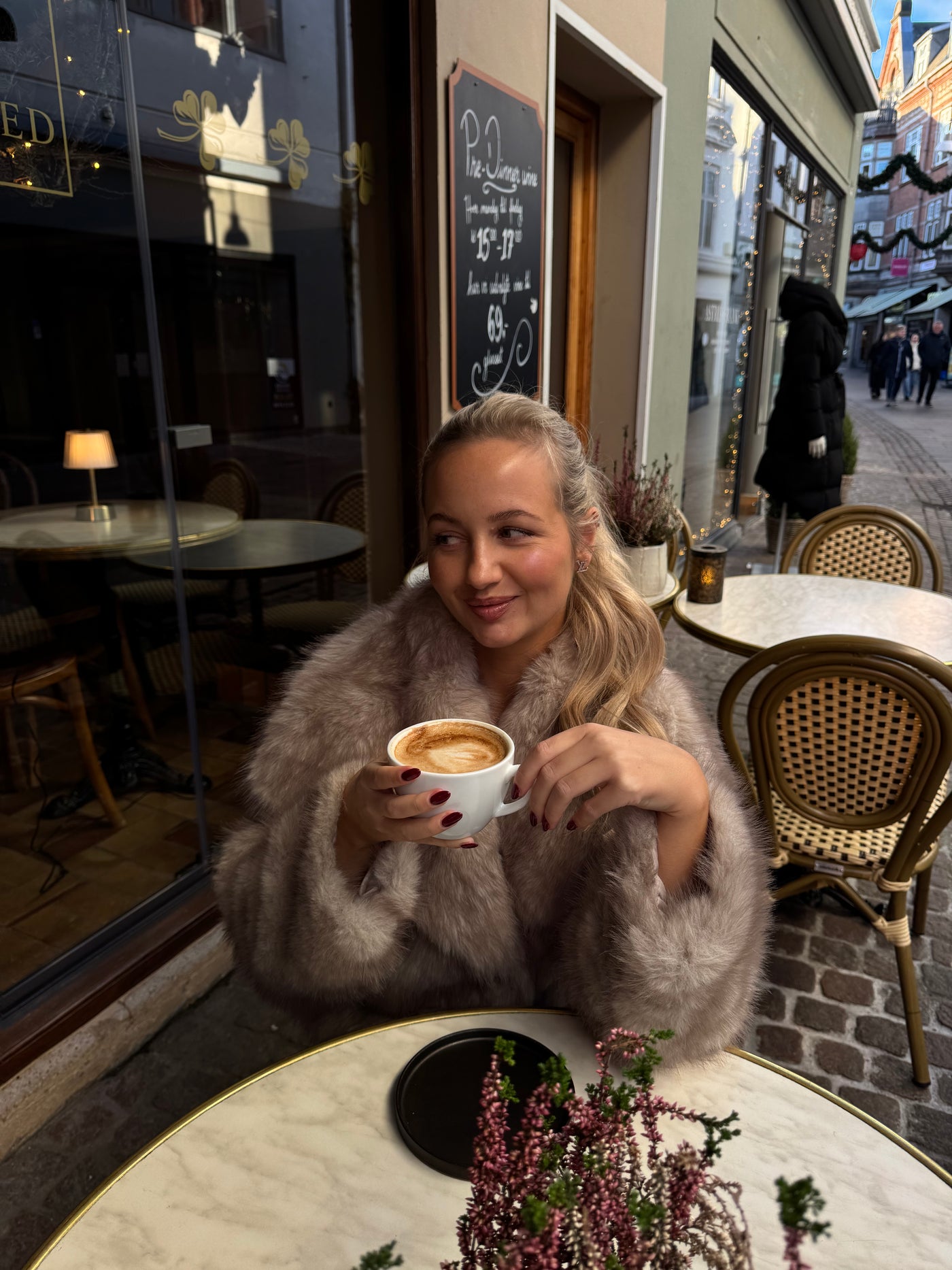 Thea faux fur jakke lysebrun