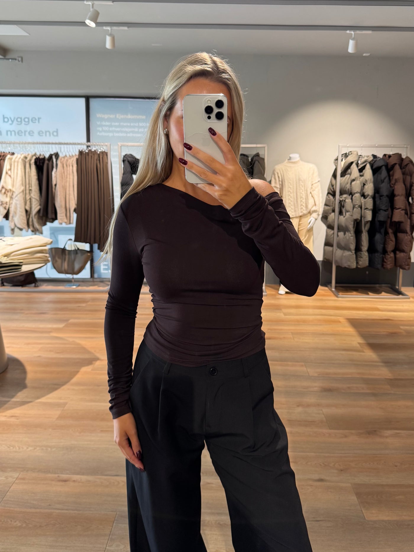 Alexandra off-shoulder bluse mørkebrun