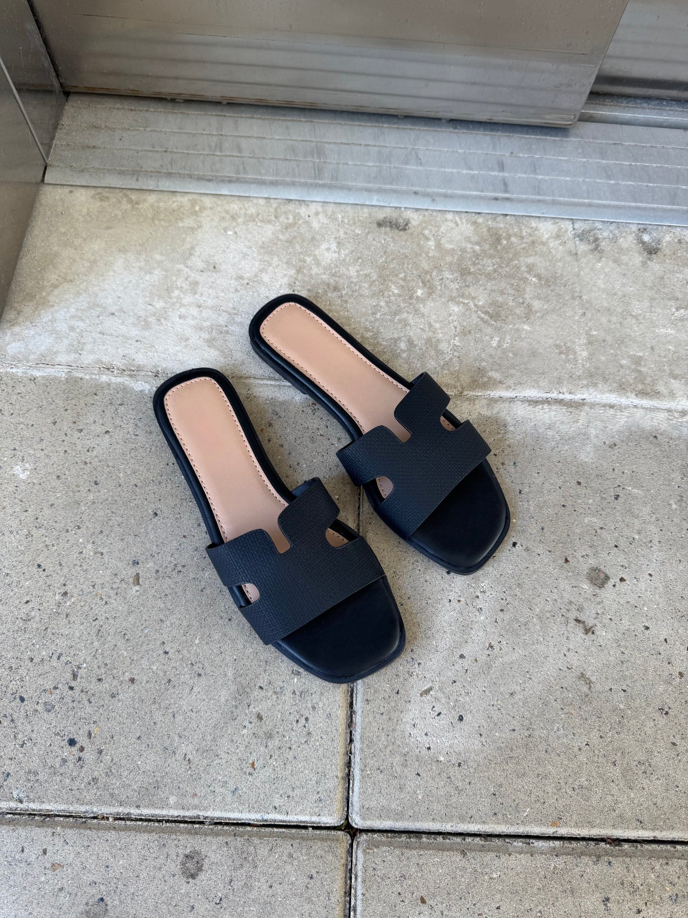 Amber sandaler sort