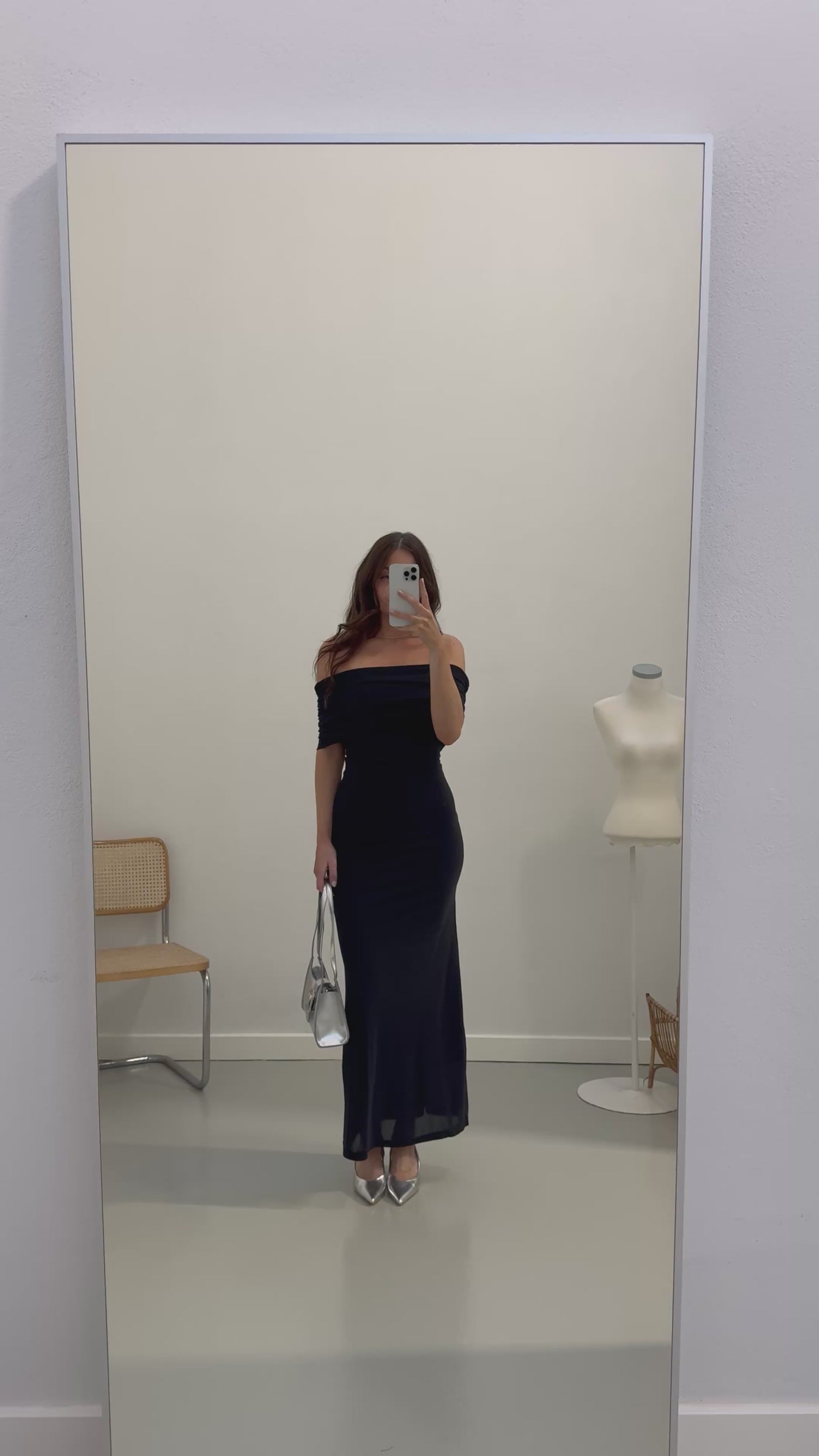 Aria off-shoulder kjole sort