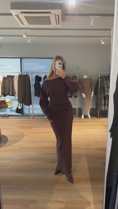 Jenny strikkjole mørkebrun