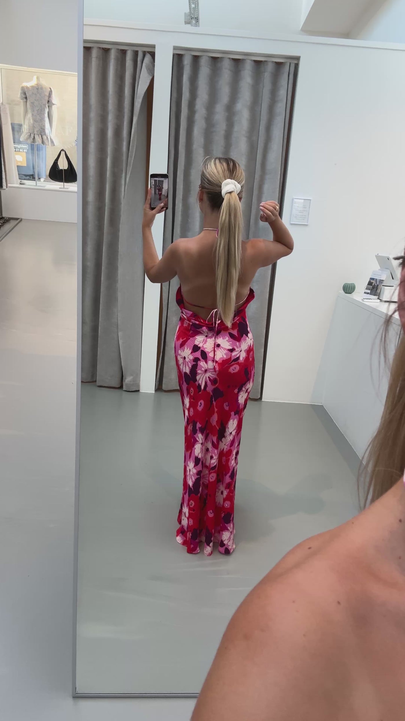 Gry kjole rød