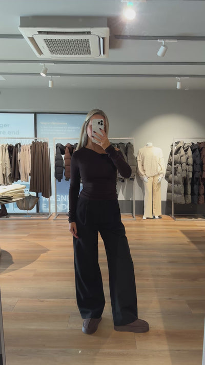 Alexandra off-shoulder bluse mørkebrun