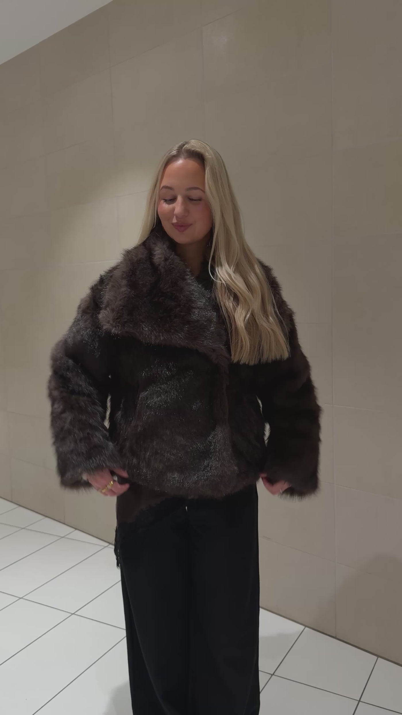 Thea faux fur jakke mørkebrun