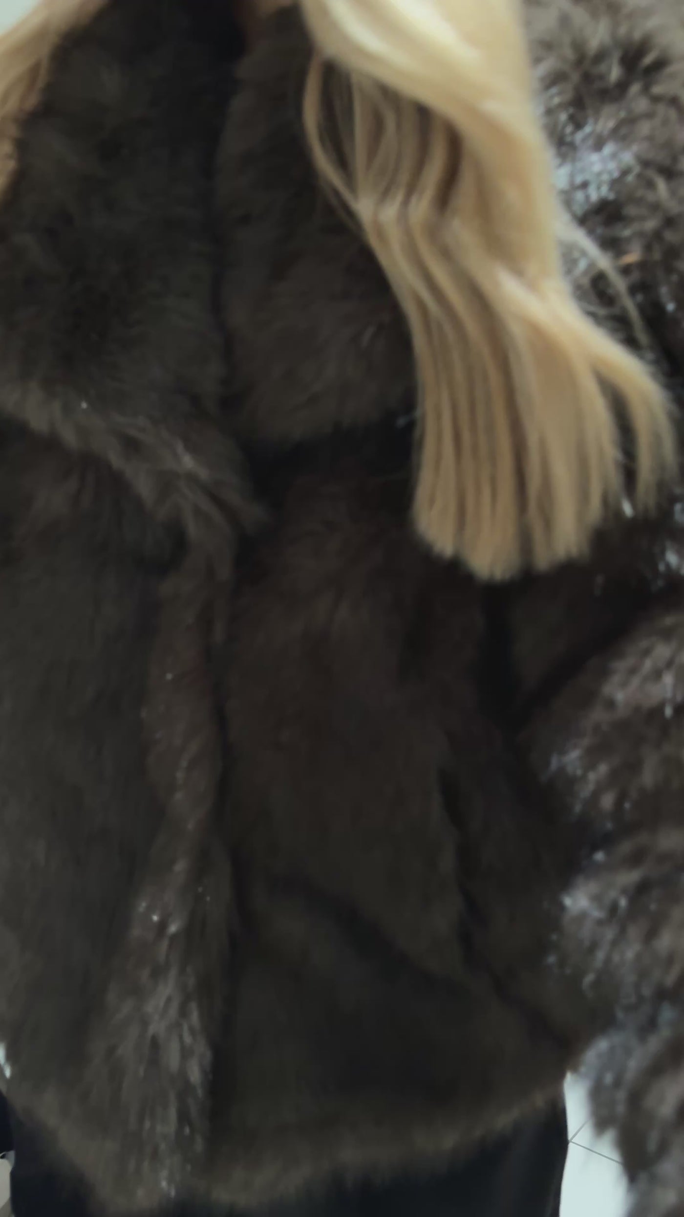 Thea faux fur jakke mørkebrun