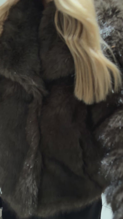 Thea faux fur jakke mørkebrun